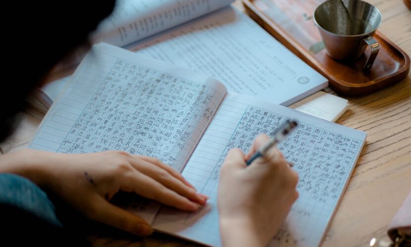 ノートに日本語を書き取る手元