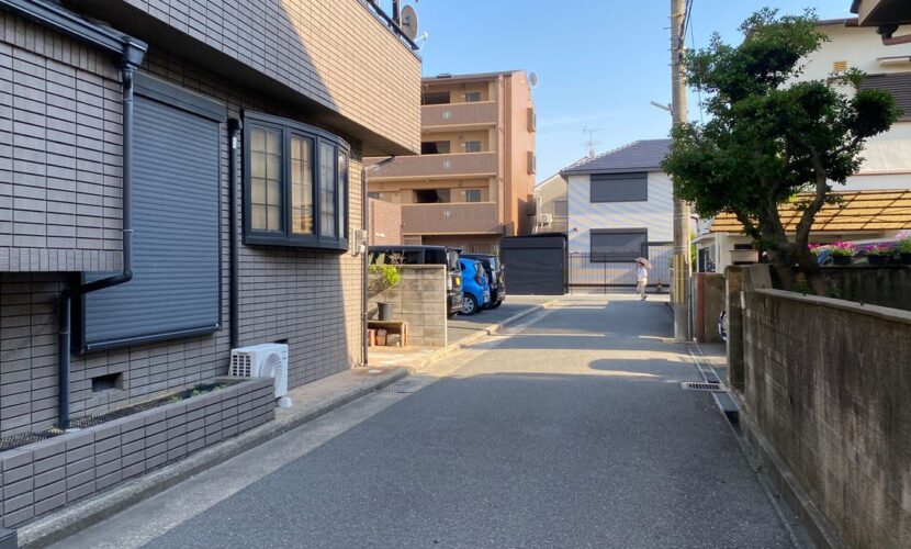 日本の静かな住宅街の路地