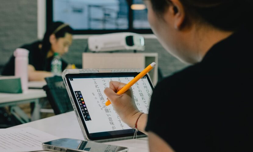 タブレットで日本語の文章を読み書きする受講者